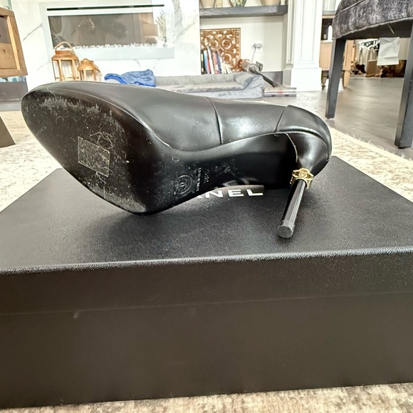 CHANEL Black and Gold Heels - Picture 5 of 13